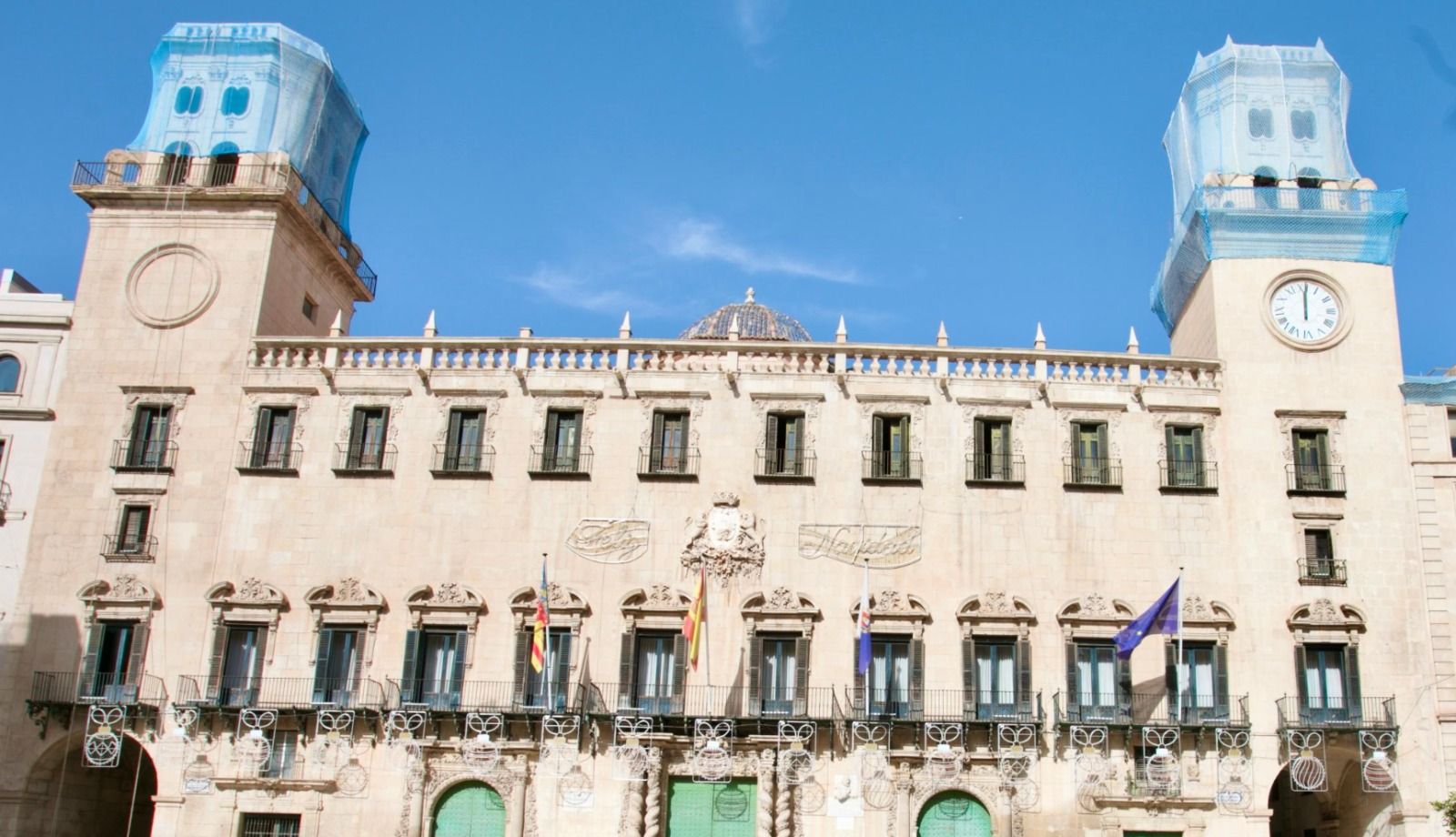 Mallas de protección en las dos torres del Ayuntamiento de Alicante