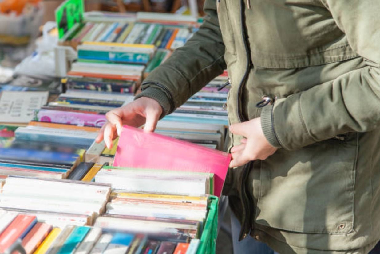 Una persona llambrega un llibre en un mercat vintage (Foto: Massimo Rivera)