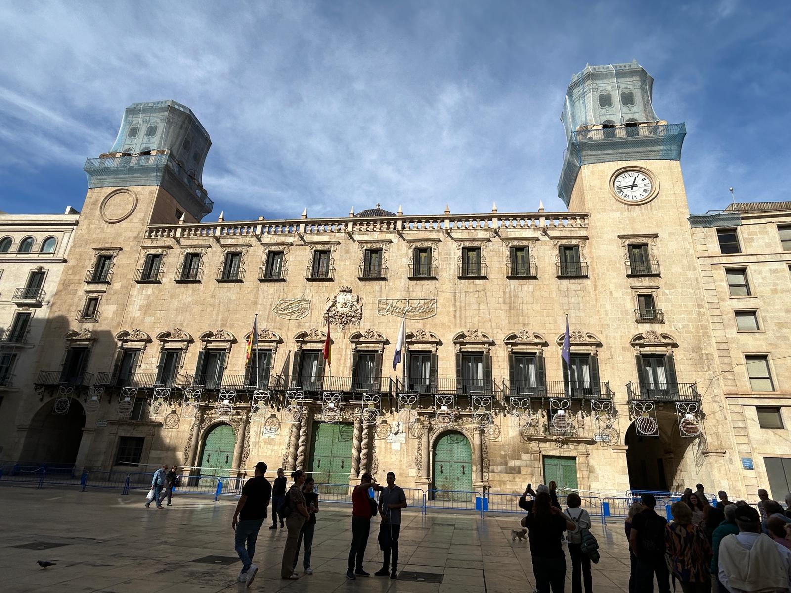 Fachada del Ayuntamiento con las mallas protectoras en las torres