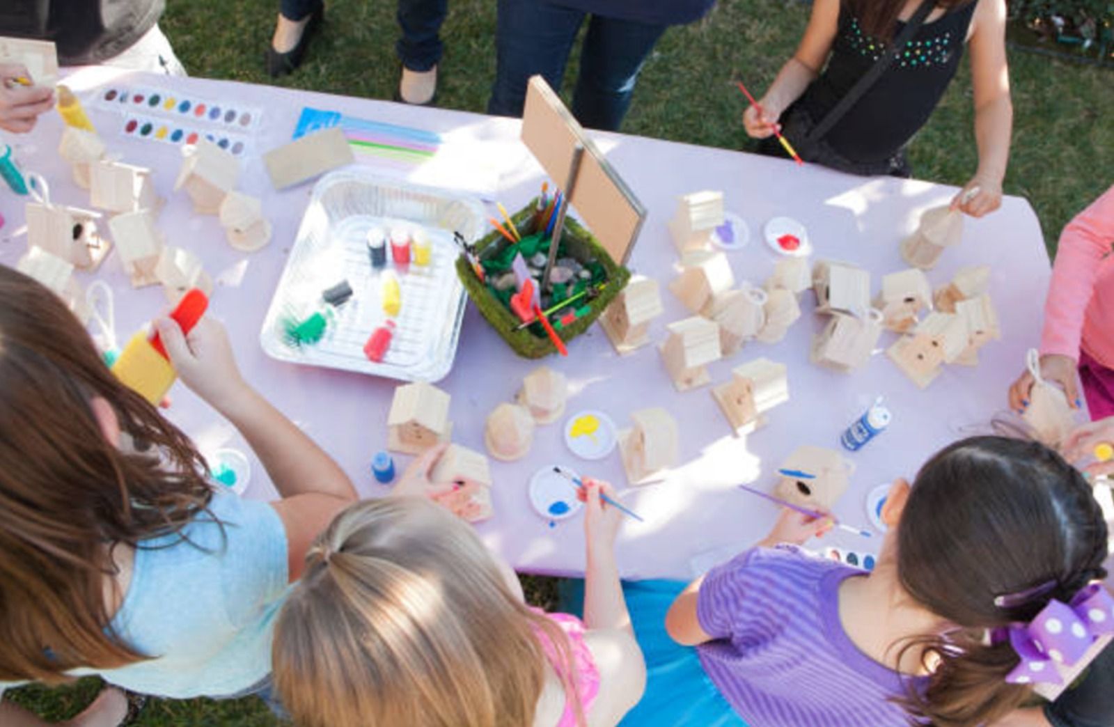 Diversos xiquets i xiquetes participen en un taller infantil