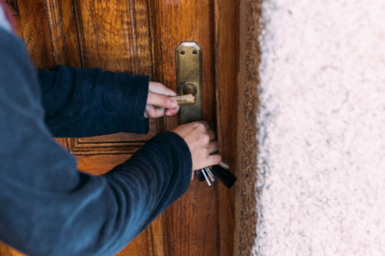Una persona cierra la puerta de su casa en Alicante (Foto: Nitas - Getty)