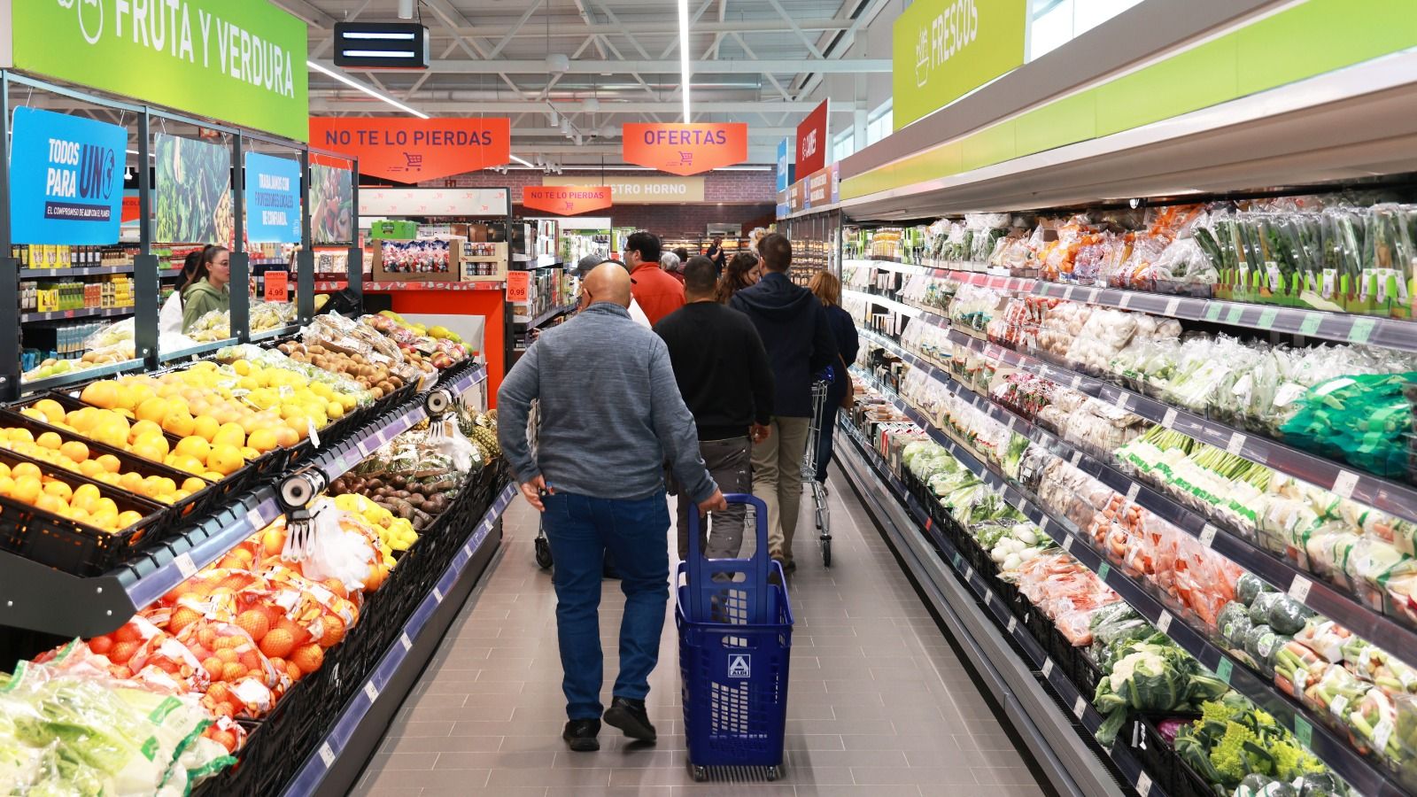Varies persones compren a un supermercat Aldi