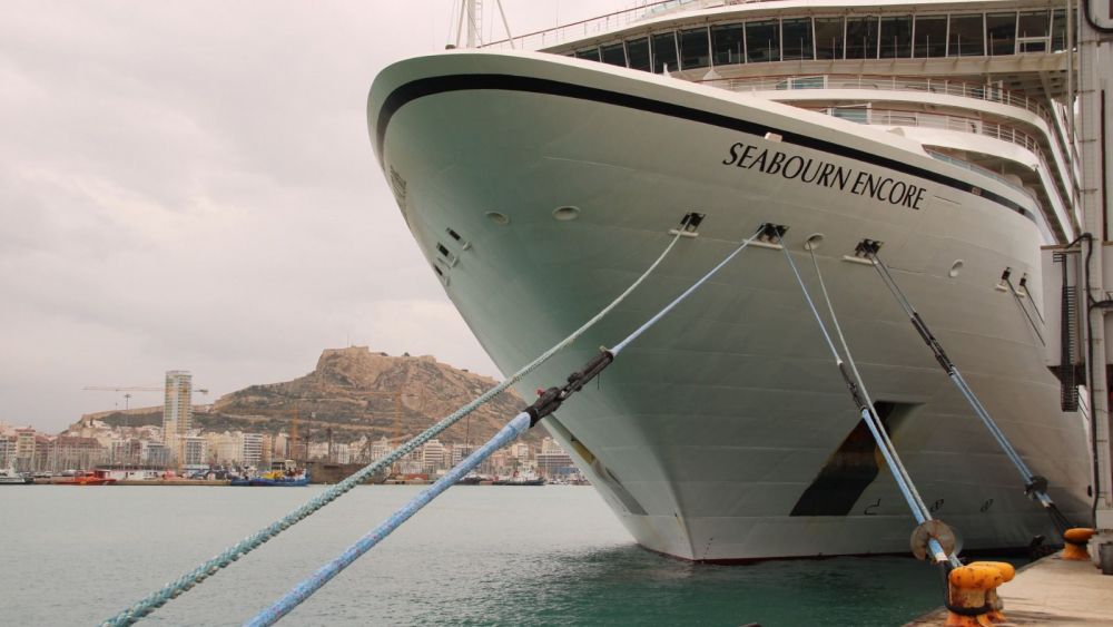 El crucero Seabourn Encore atraca en el puerto de Alicante