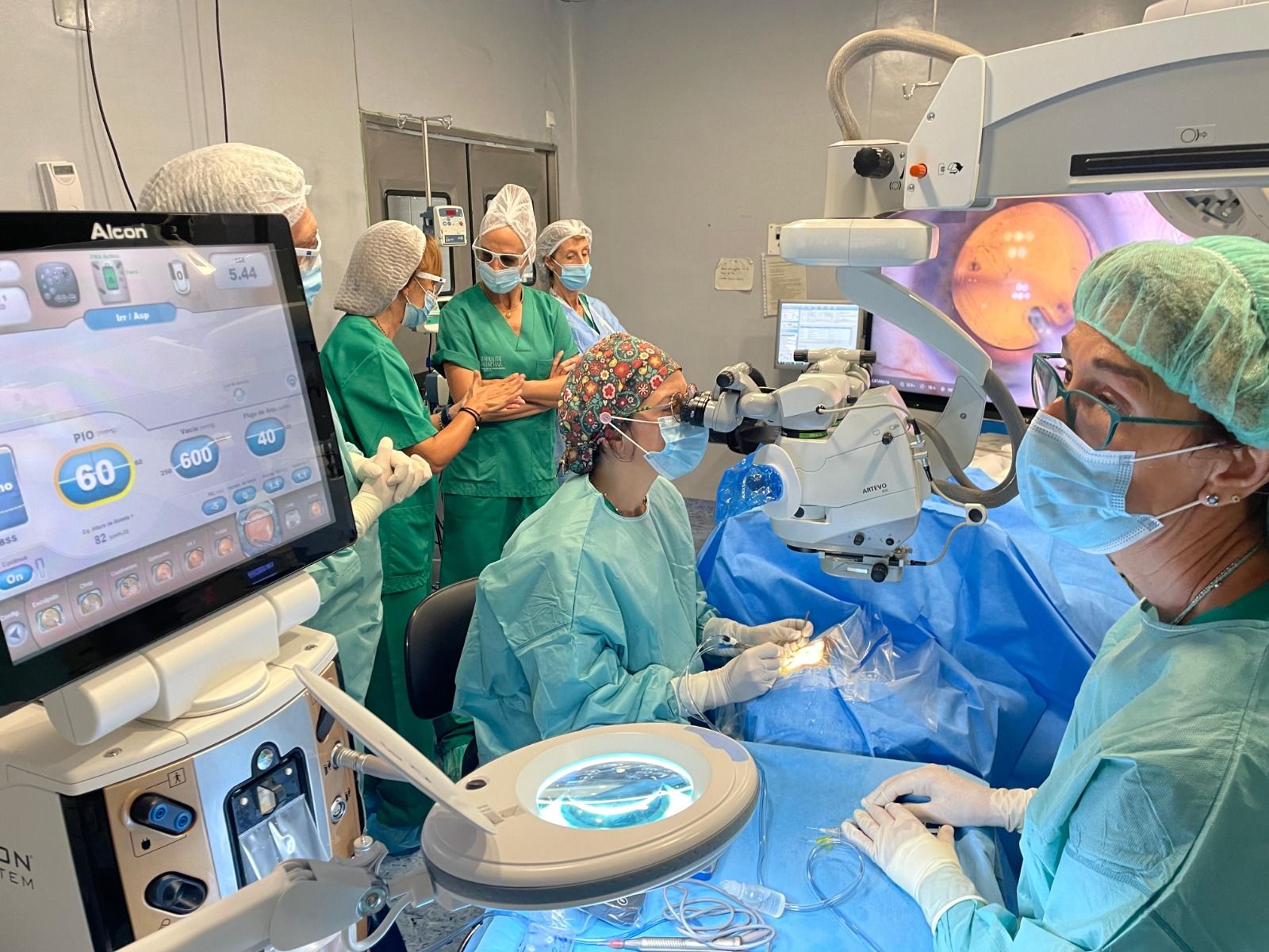 Una operación de ojo en 3D en el hospital de Sant Joan