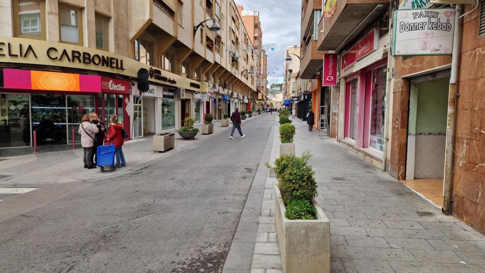 Elda cierra al tráfico la calle Antonio Vera