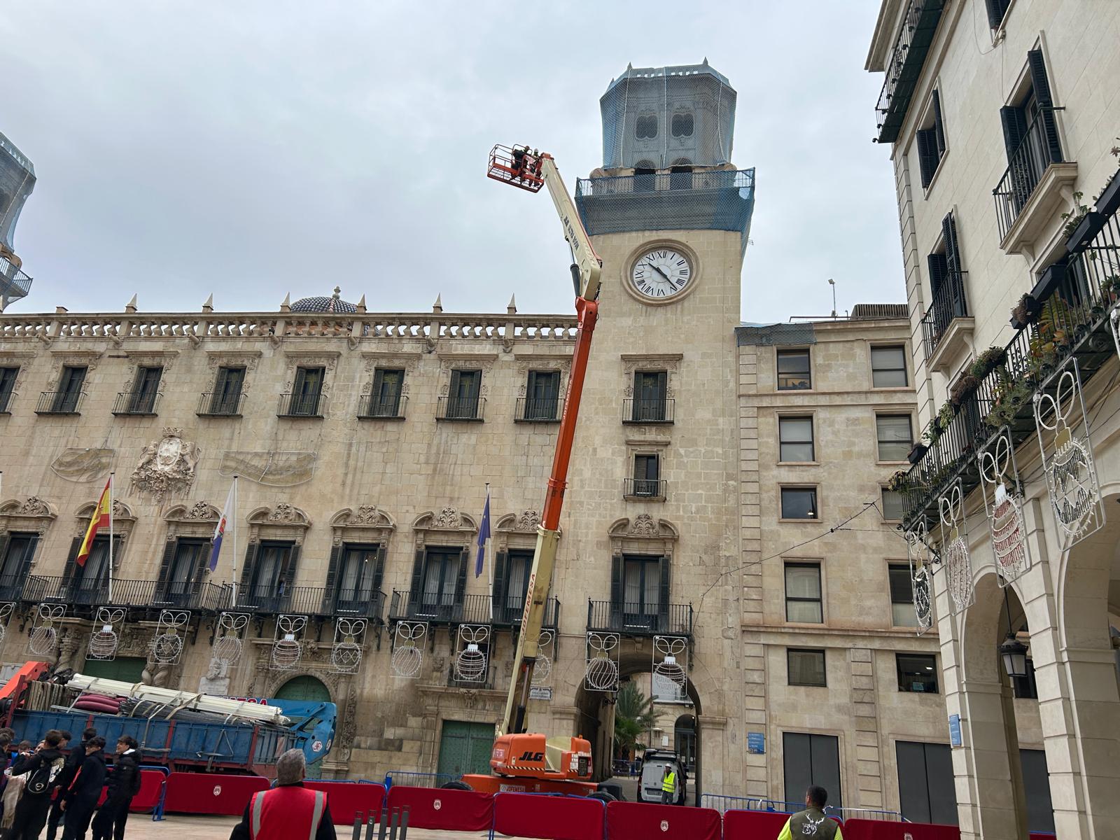 Treballs urgents a les torres de l'Ajuntament d'Alacant