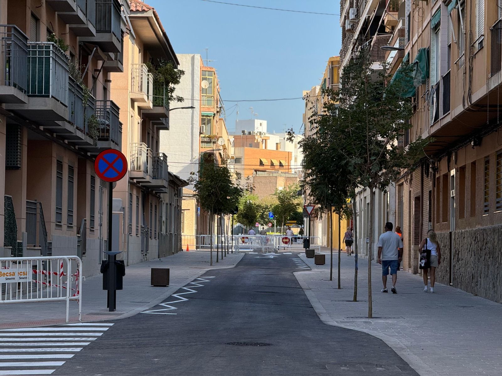 Vianants transiten per un carrer de Sant Vicent