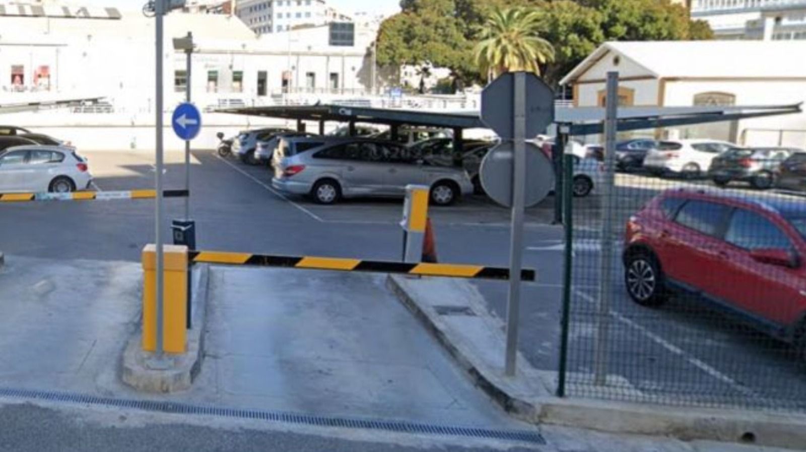 Entrada al aparcamiento de Renfe en Alicante