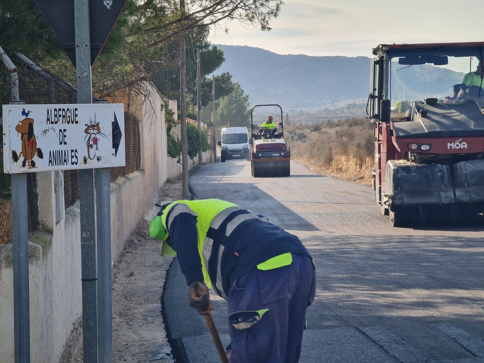 Asfaltat del camí de l'alberg d'animals d'Elda