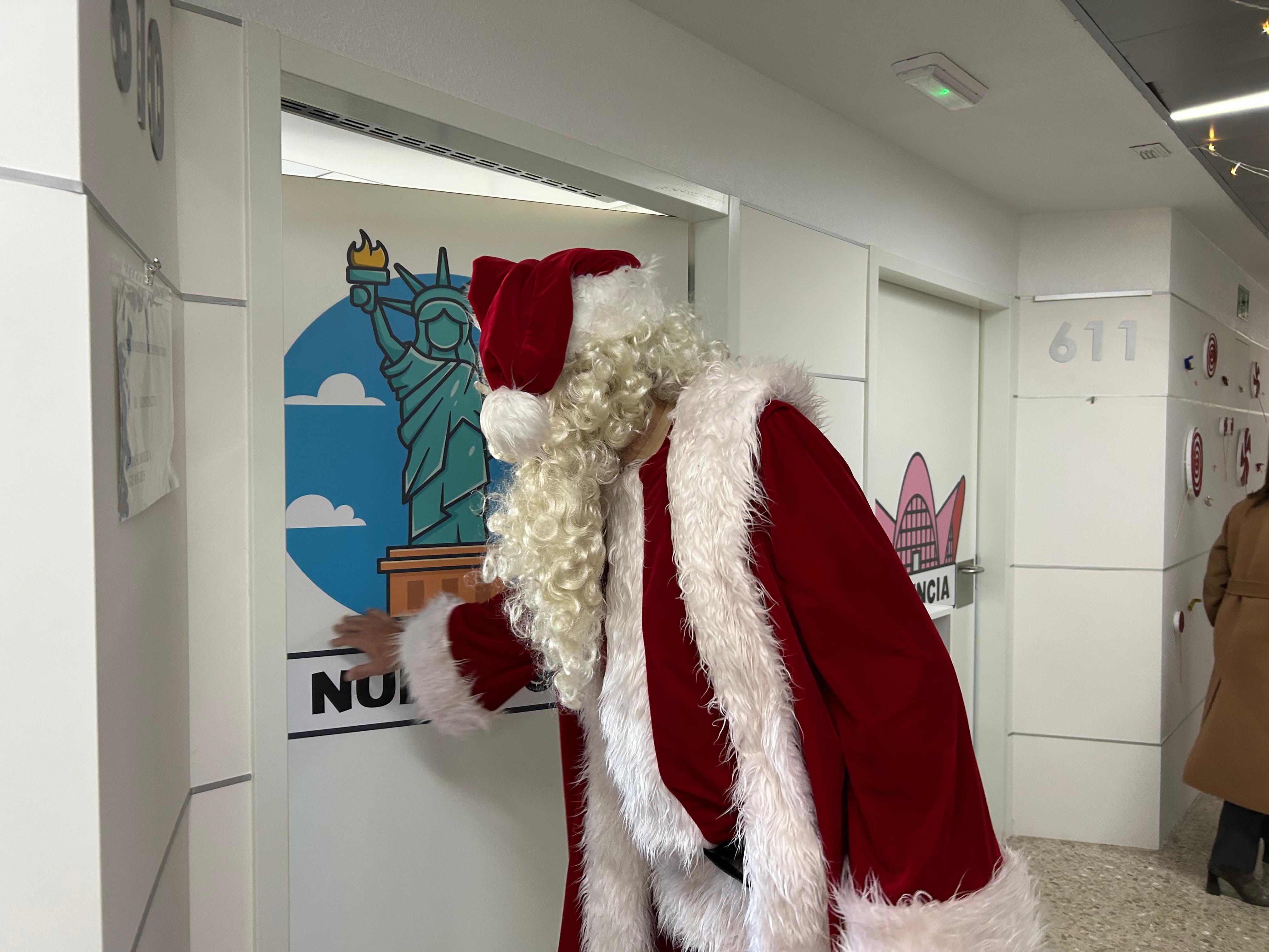 Papá Noel visita un hospital a Elx
