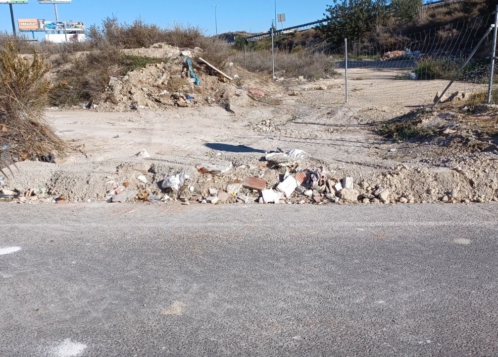 Neteja d'un punt de residus legals a Sant Vicent