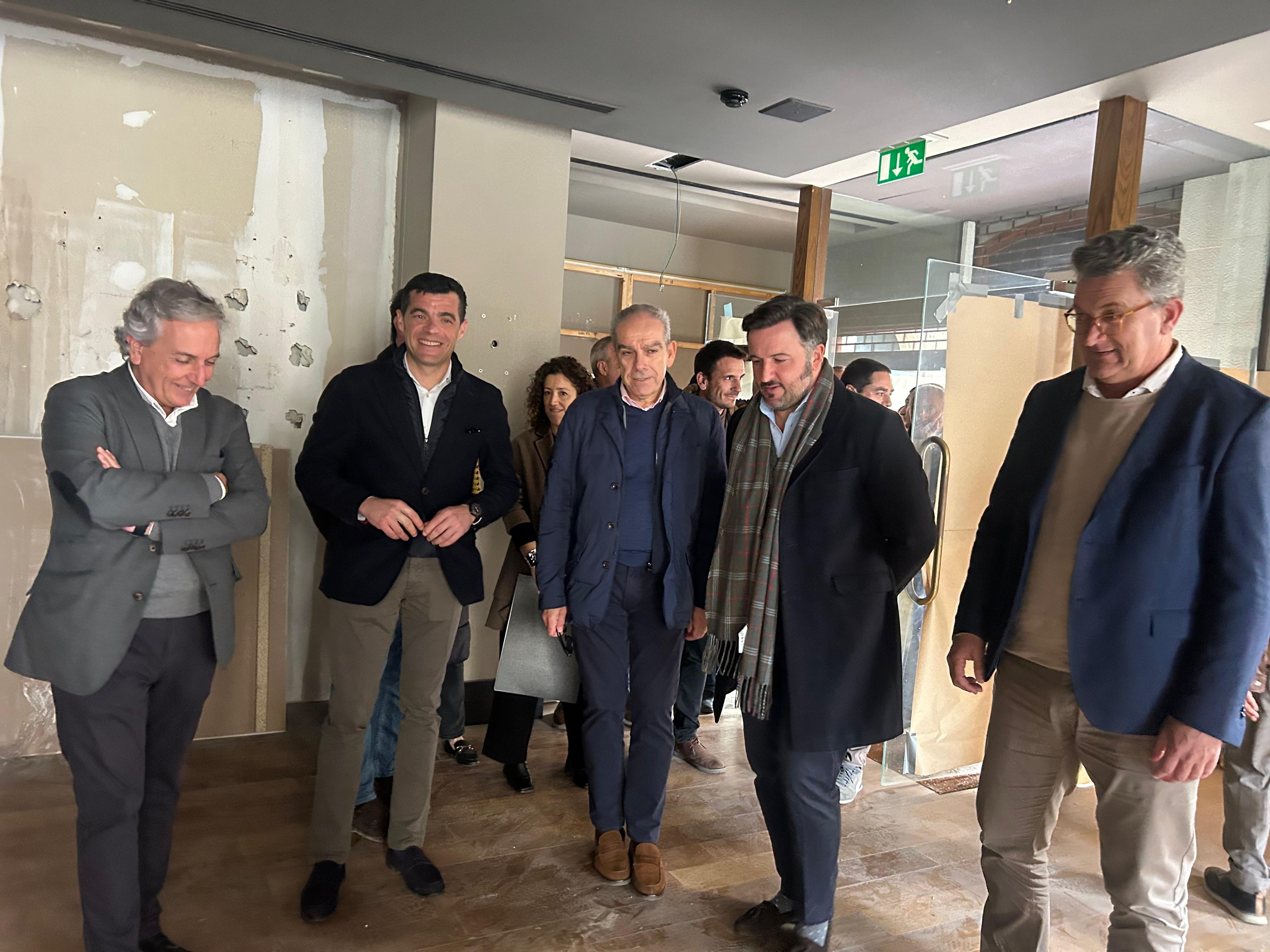 Visita del conseller de Infraestructuras y el alcalde de Elche al edificio que albergará la sede de la AVPT