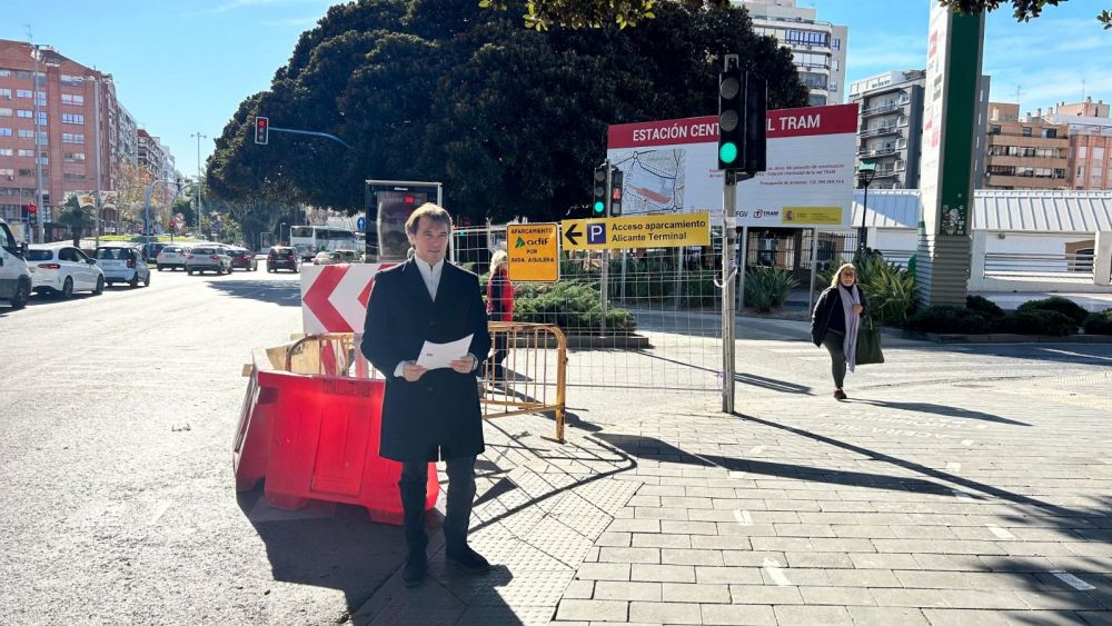 El concejal Carlos de Juan junto al cierre del párking