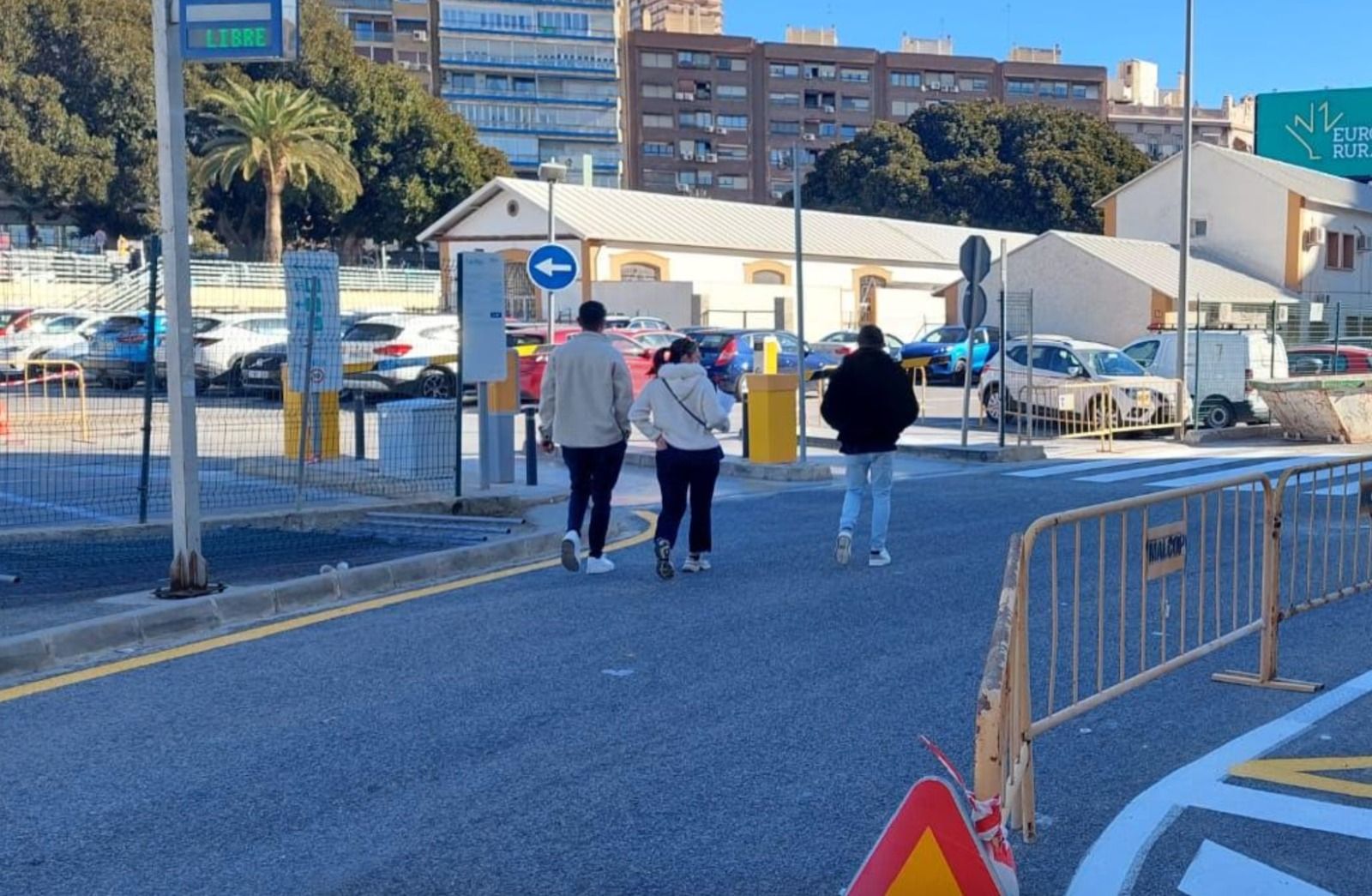 Entrada habilitada al aparcamiento de Renfe en Alicante