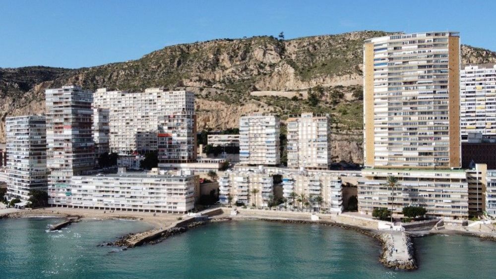 Edificios cercanos en la costa de la Albufereta en Alicante