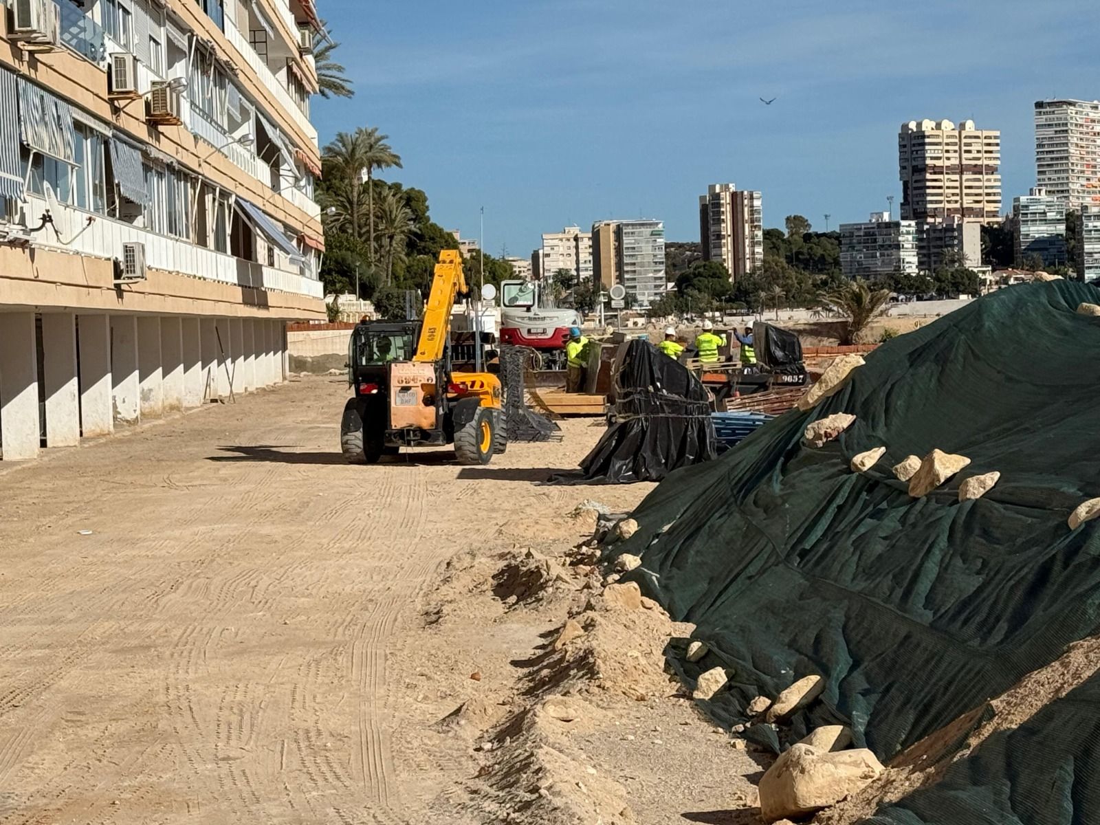 Obras en la explanada de la Finca Adoc de Alicante