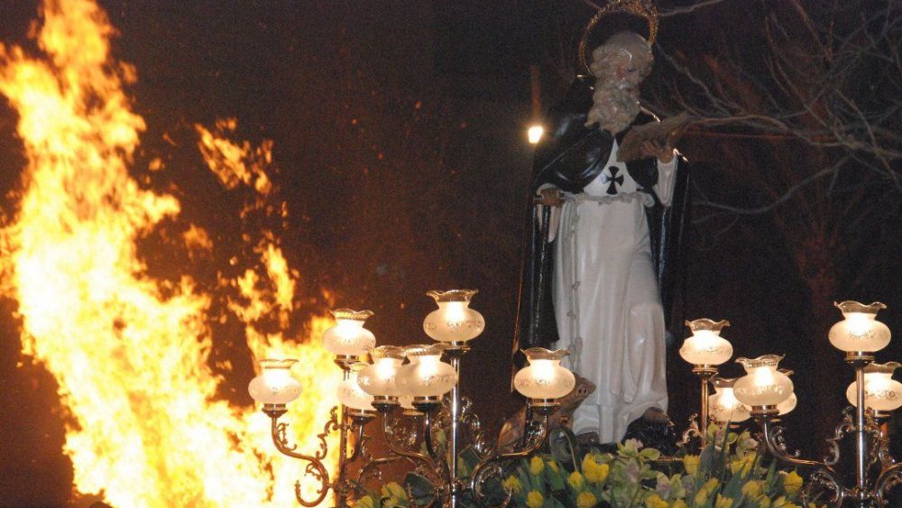 Procesión de San Antón en Elda y quema de la hoguera