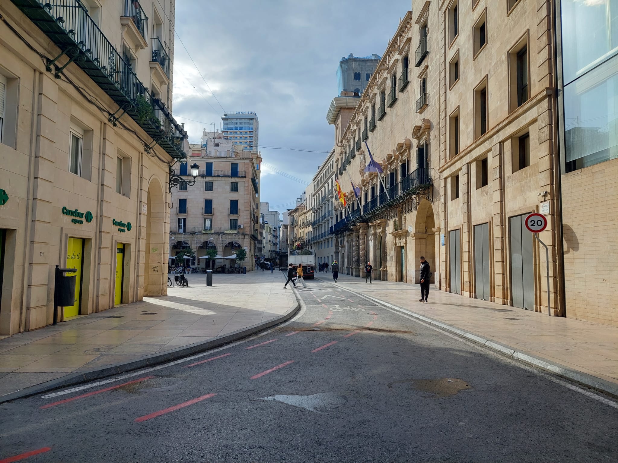 La plaça de l'Ajuntament d'Alacant reobri al trànsit