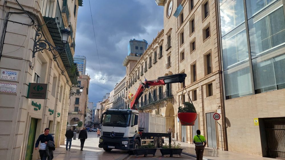 Retirada dels bol·lards i jardineres de la plaça de l'Ajuntament Retirada dels bol·lards i jardineres de la plaça de l'Ajuntament