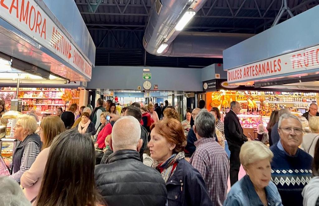 Personas comprando en el mercado de Babel en Alicante