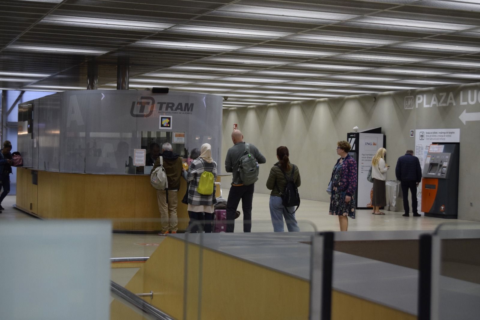Personas en la taquilla de la estación de Luceros del TRAM de Alicante