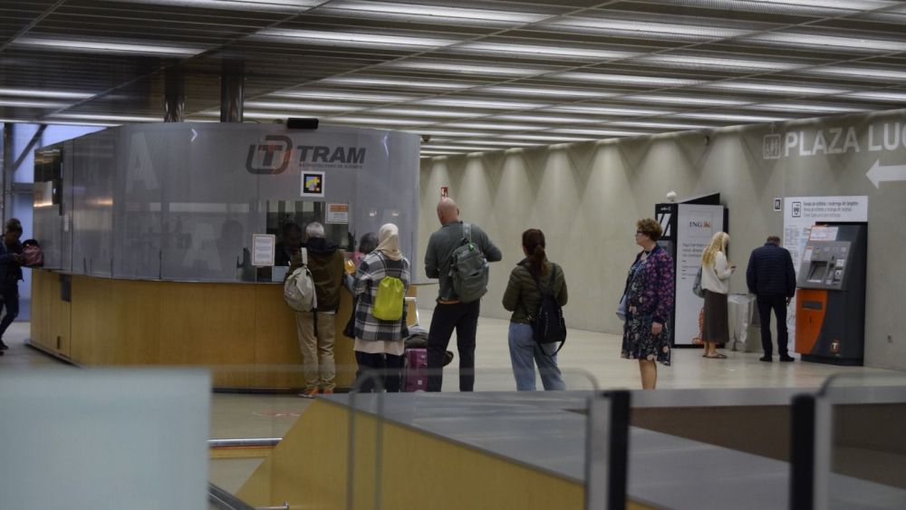 Personas en la taquilla de la estación de Luceros del TRAM de Alicante