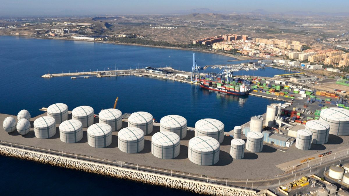 Recreació dels depòsits en el Port d'Alacant (Foto: Plataforma per un Port Sostenible)