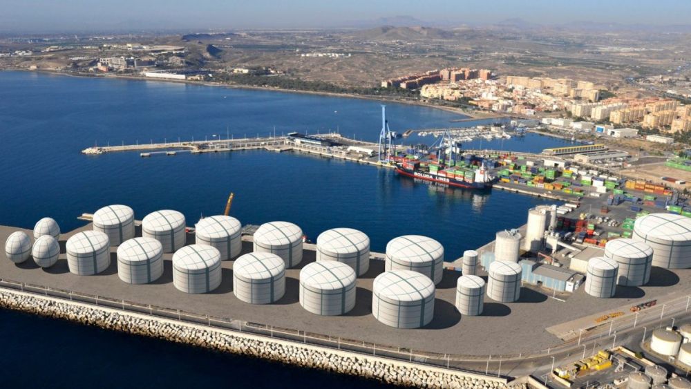 Recreación de los depósitos en el Puerto de Alicante (Foto: Plataforma por un Puerto Sostenible)