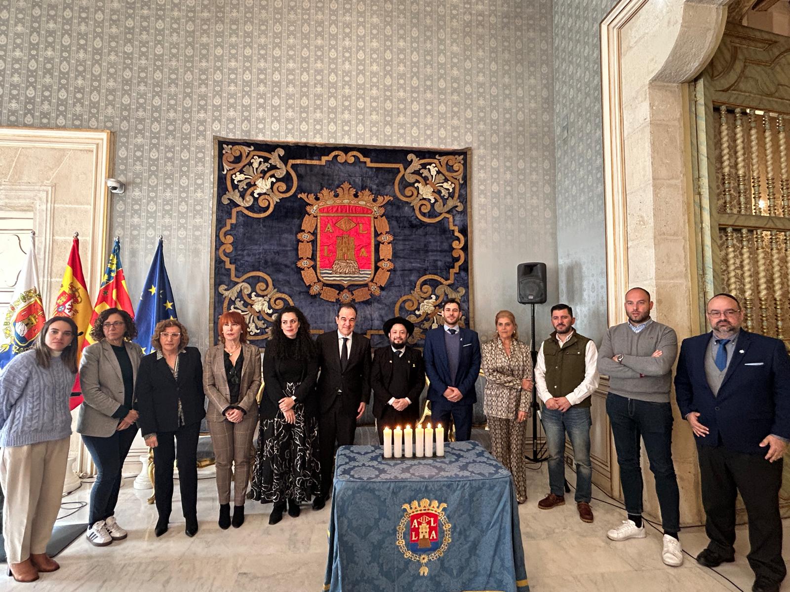 La corporación municipal rinde homenaje a las víctimas del Holocausto