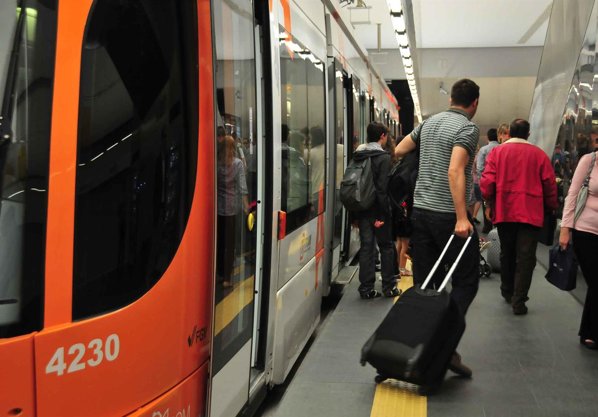 Diverses persones baixen d'un tranvía aa l'estació del TRAM d'Estels