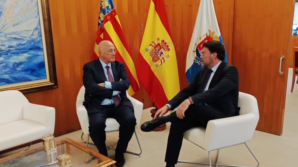 El alcalde Luis Barcala se reúne con el presidente del Banco Sabadell, Josep Oliu