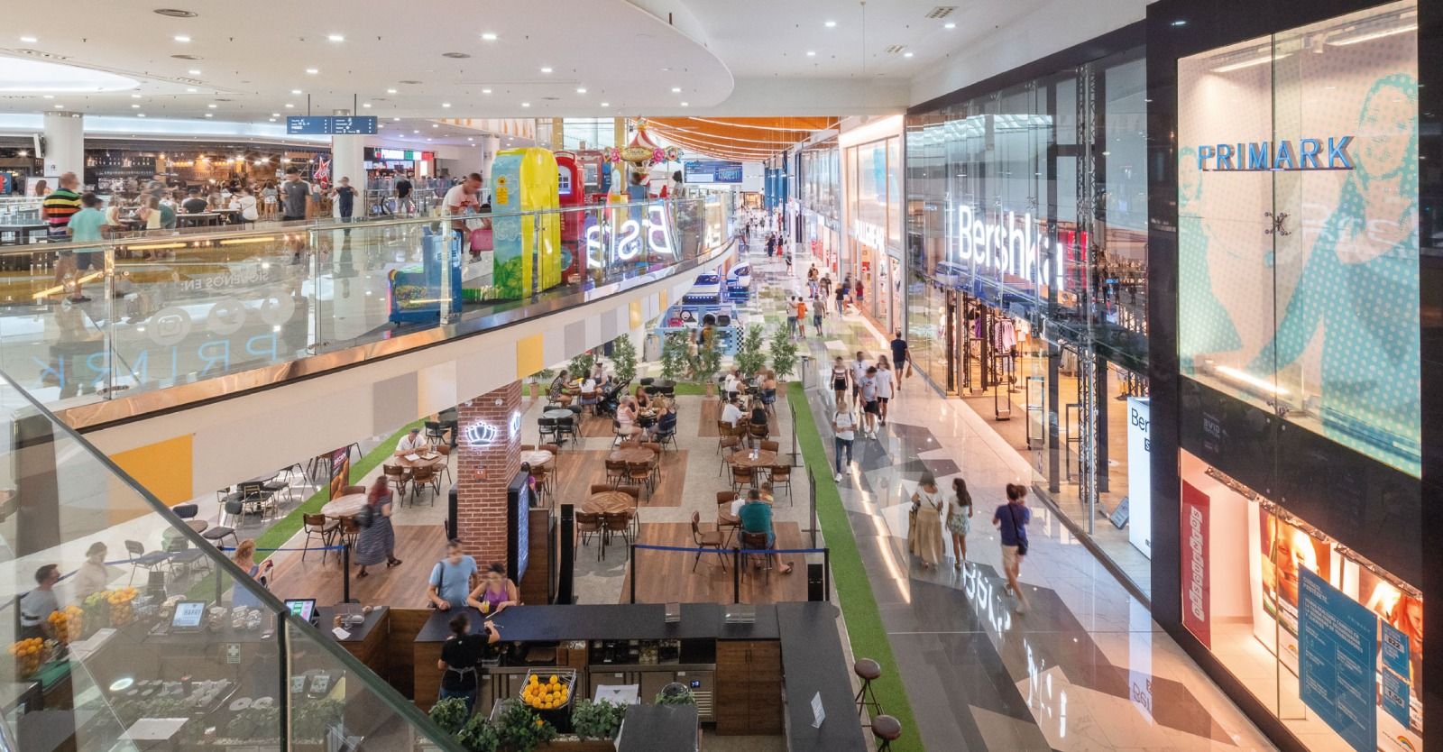 Interior del centre comercial L'Aljub