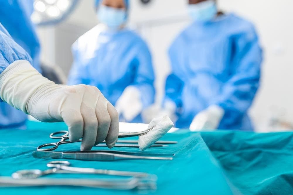 Diversos cirurgians preparen una operació