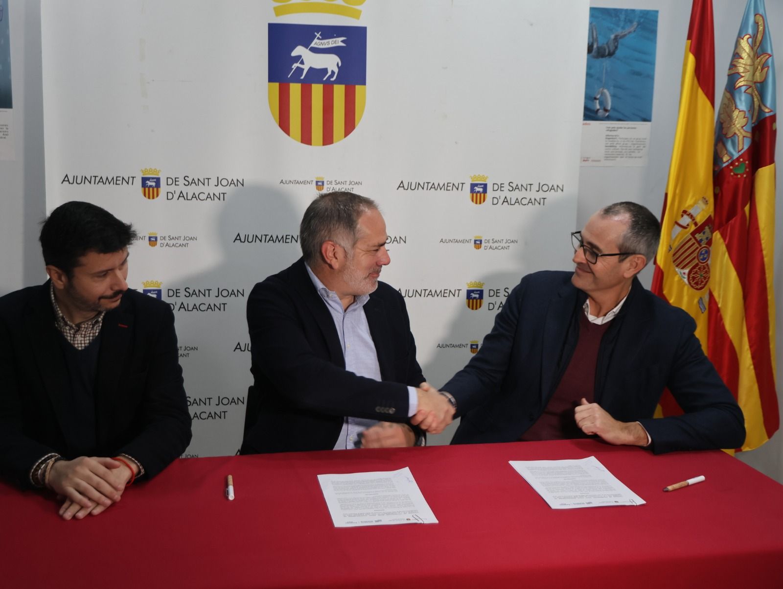Firma del conveni entre Sant Joan i Aigües d'Alacant