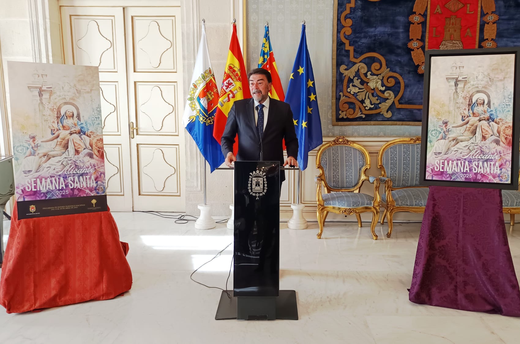 L'alcalde presenta el cartell anunciador de la Setmana Santa 2025