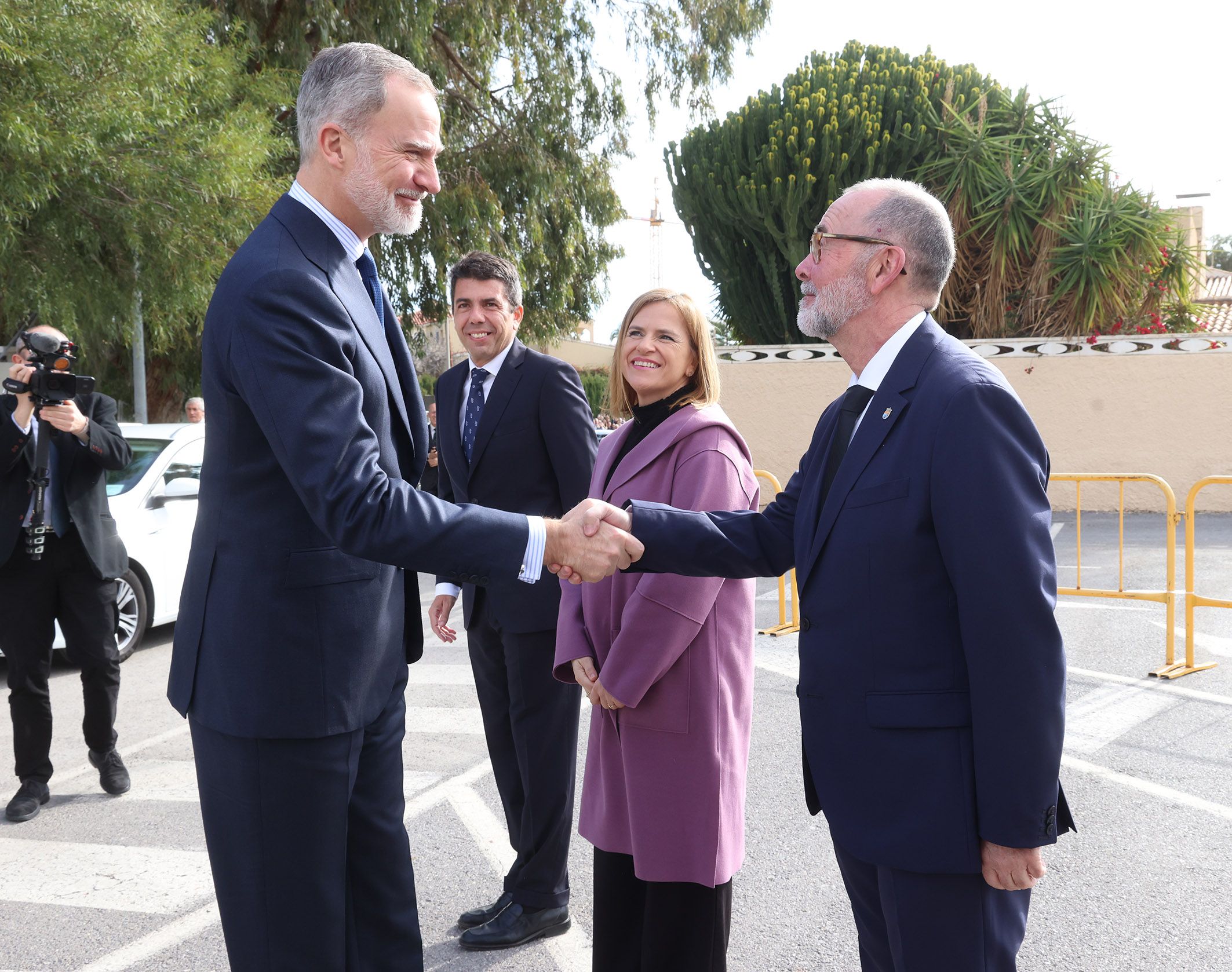 El Rey saluda al alcalde de El Campello