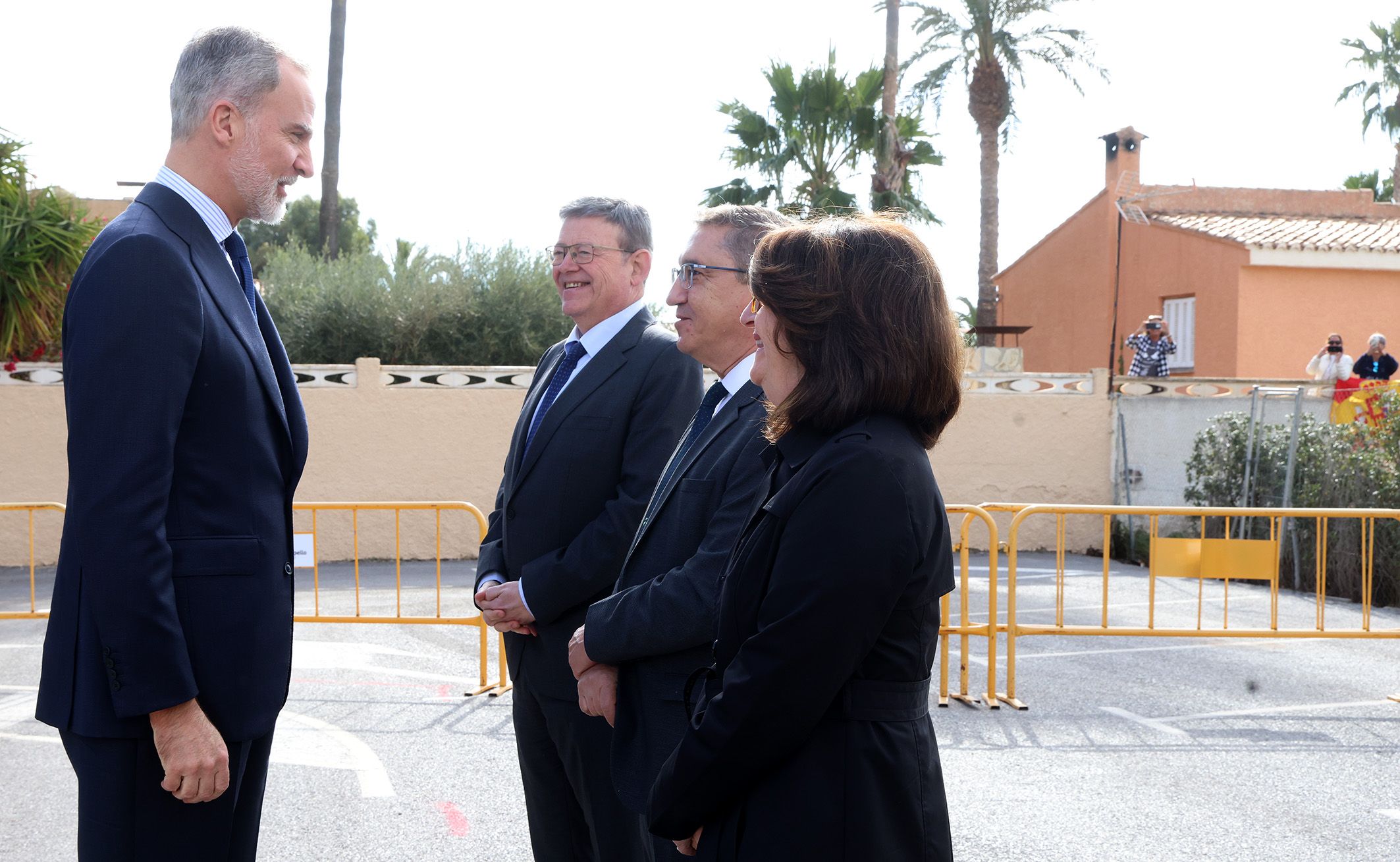 El Rey saluda al conseller de Educación, la rectora de la UA y el expresident de la Generalitat Ximo Puig