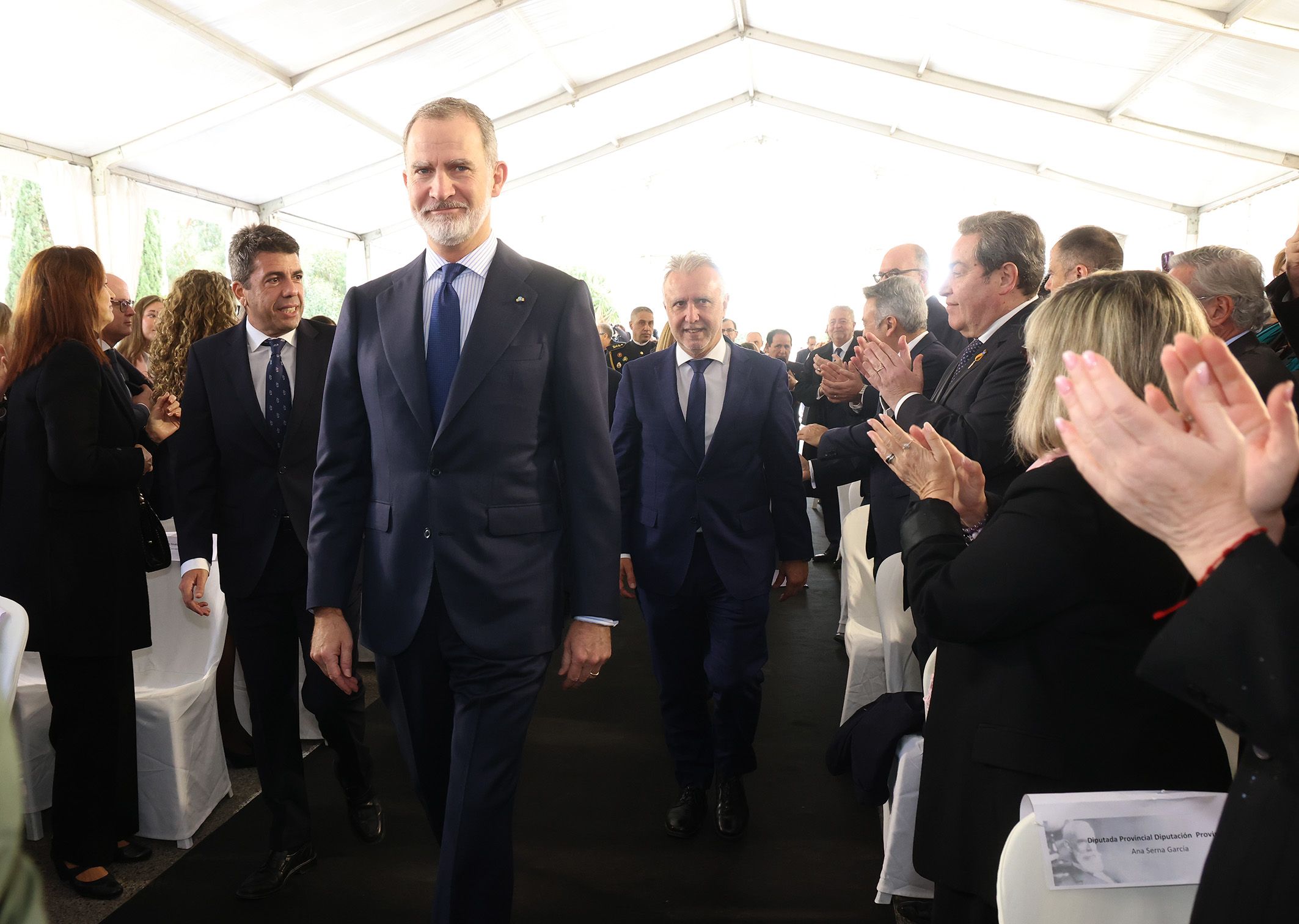 El Rey llega al escenario en el que se ha producido el acto acompañado de Carlos Mazón y Angel Víctor Torres, ministro de Política Territorial y Memoria Democrática