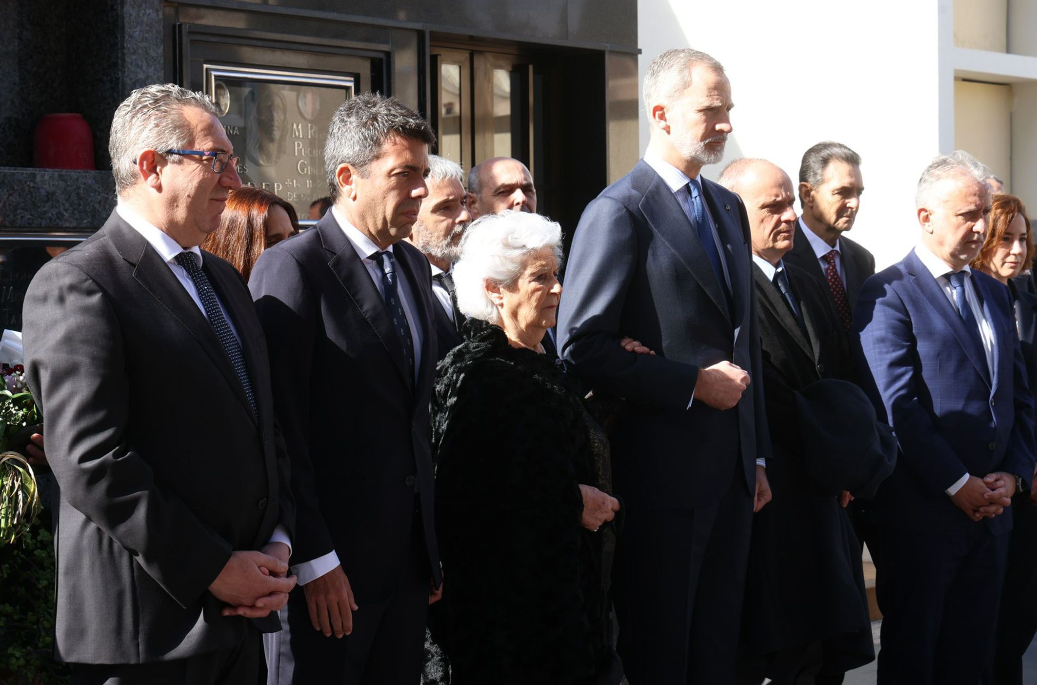 El Rey, el President de la Generalitat y el Presidente de la Diputación junto a la nieta de Rafael Altamira