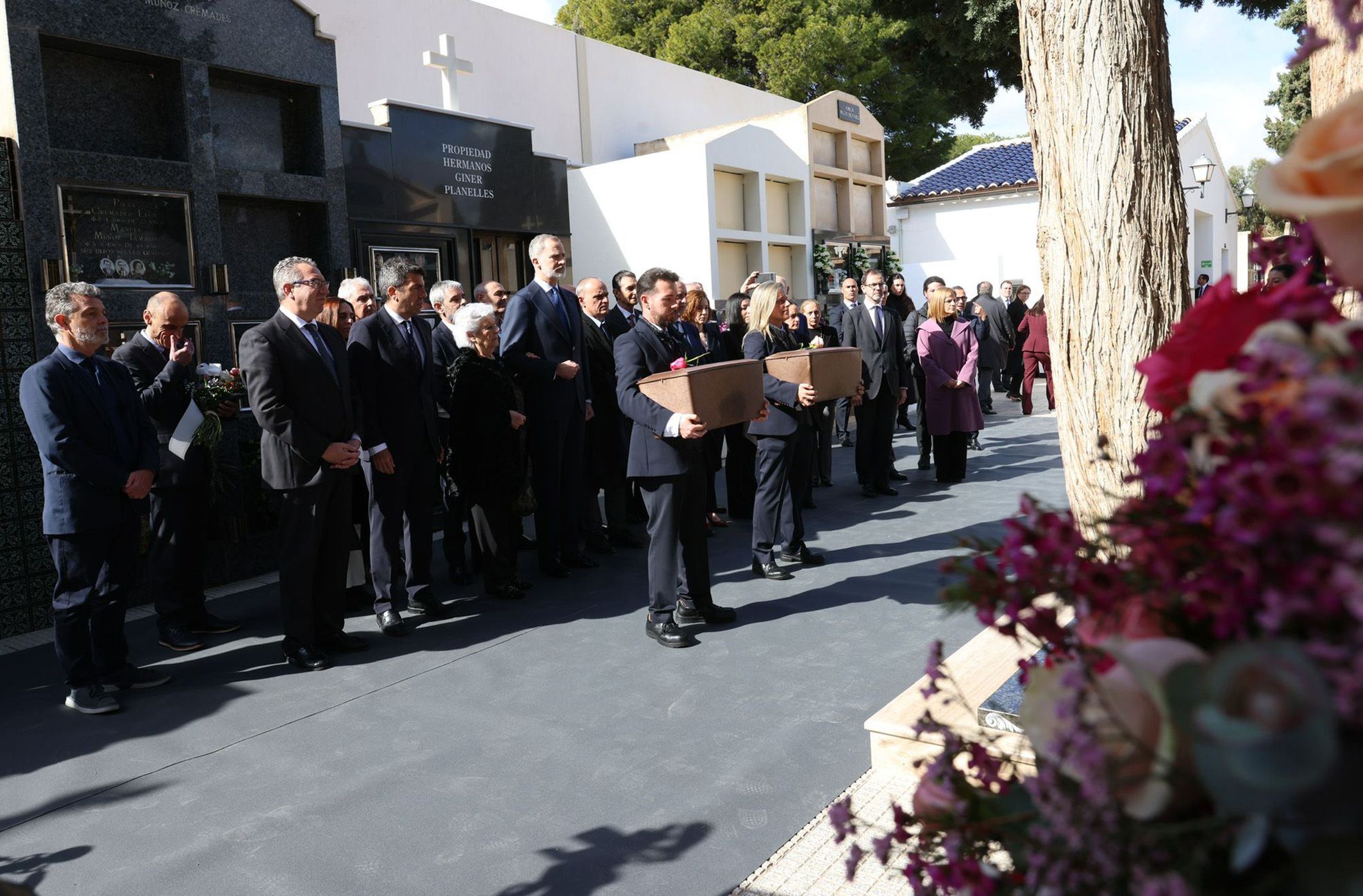 Momento previo a la inhumación de Rafael Altamira y Pilar Redondo