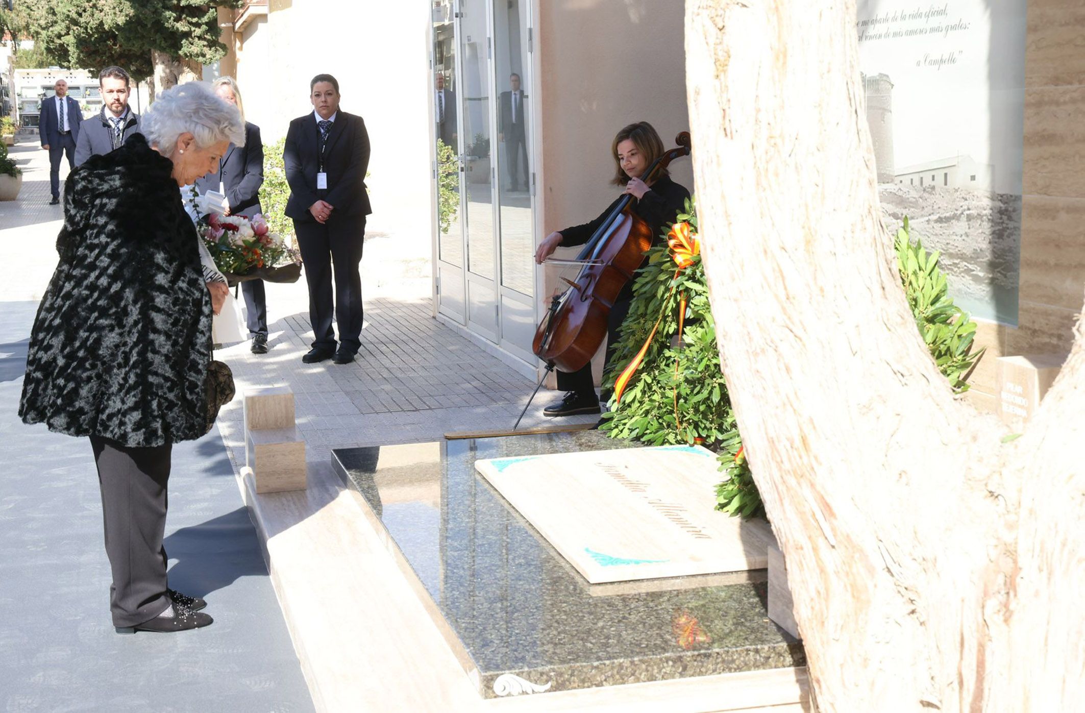 La nieta de Rafael Altamira junto al monumento en el que reposan los restos de sus abuelos