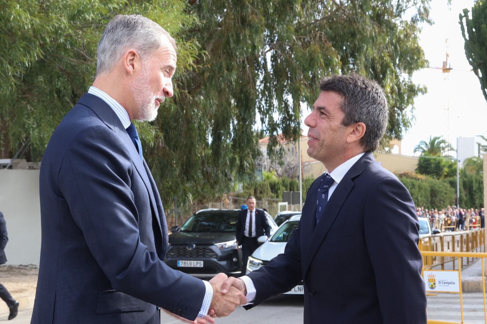 El Rey saluda el Presidente de la Generalitat Carlos Mazón