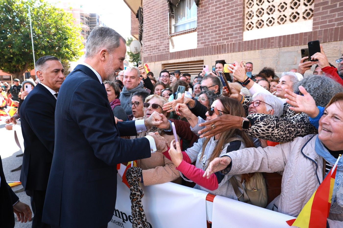 Miles de personas han acudido a la primera visita del Rey a El Campello