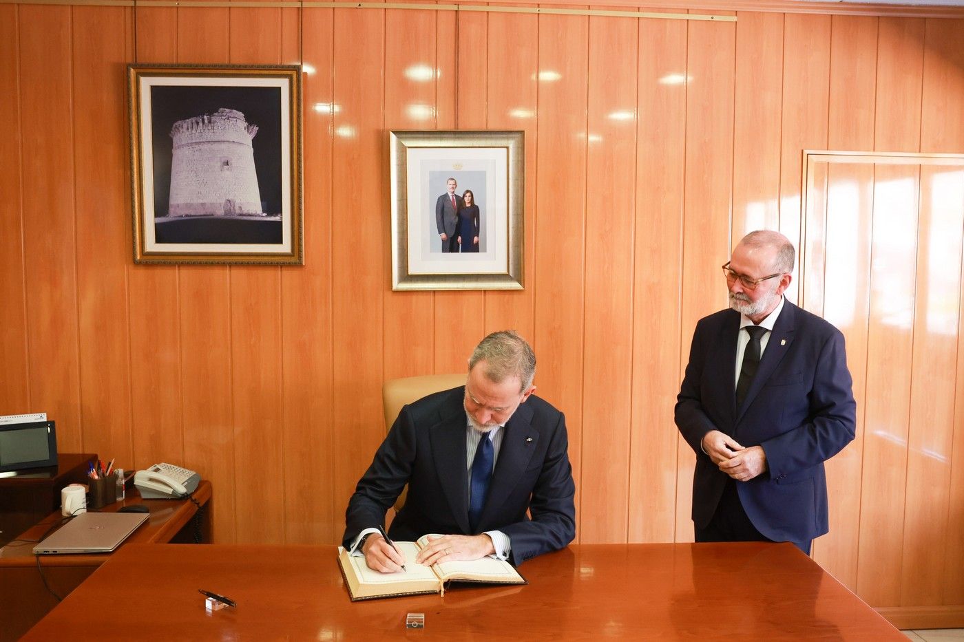 El Rey firma en el libro de visitas del Ayuntamiento de El Campello