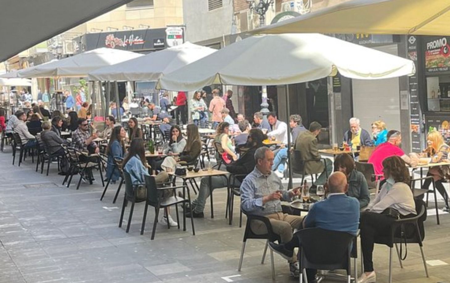 Terrazas en la calle Castaños de Alicante