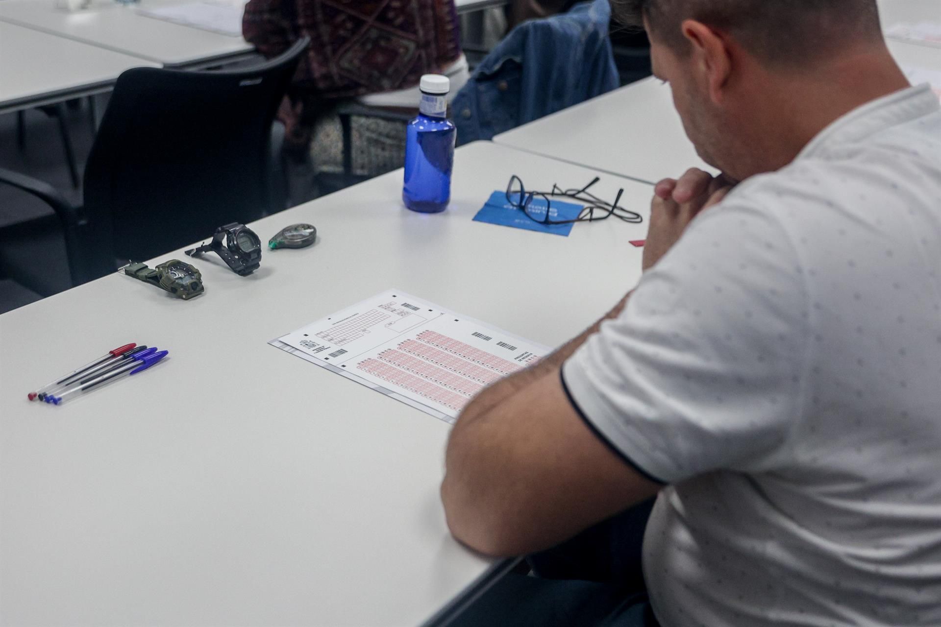 Una persona realitza un examen d'oposició per a una plaça pública