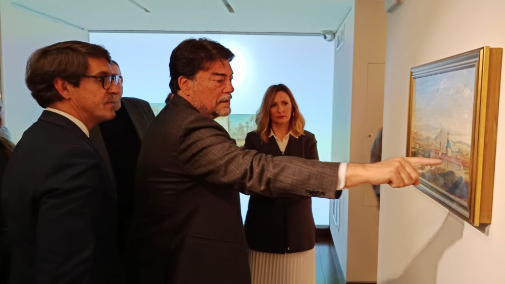 El alcalde de Alicante visita la nueva exposición del MUBAG