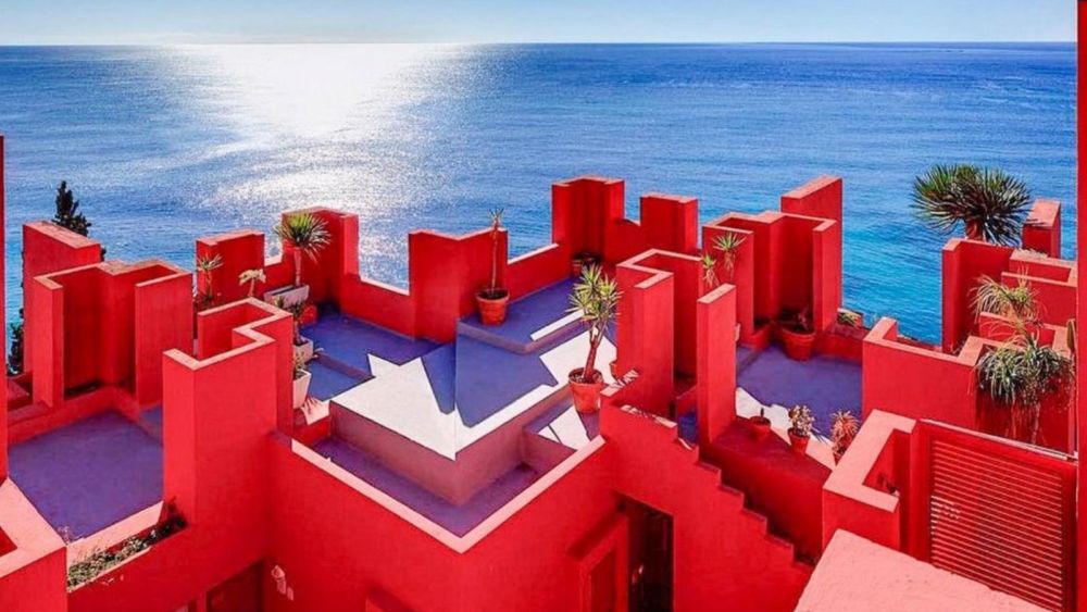 La Muralla Roja frente al mar