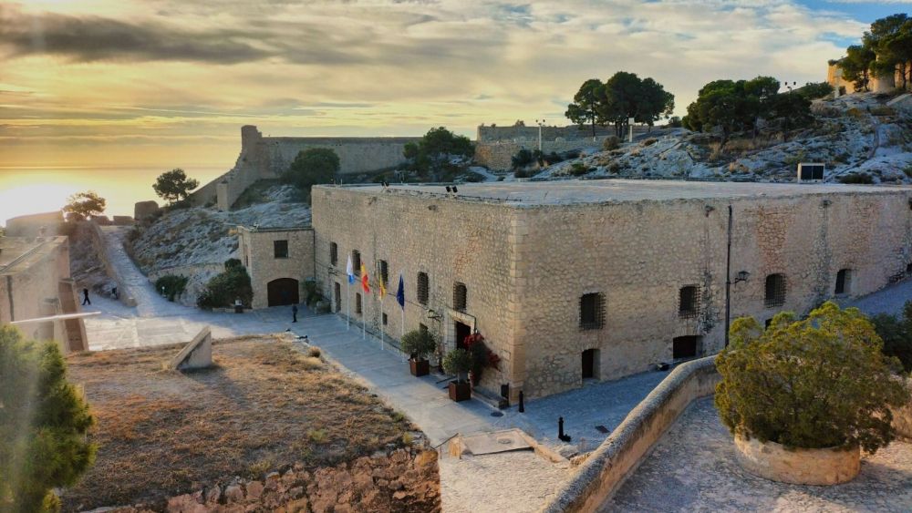 Interior del Castell de Santa Bàrbara