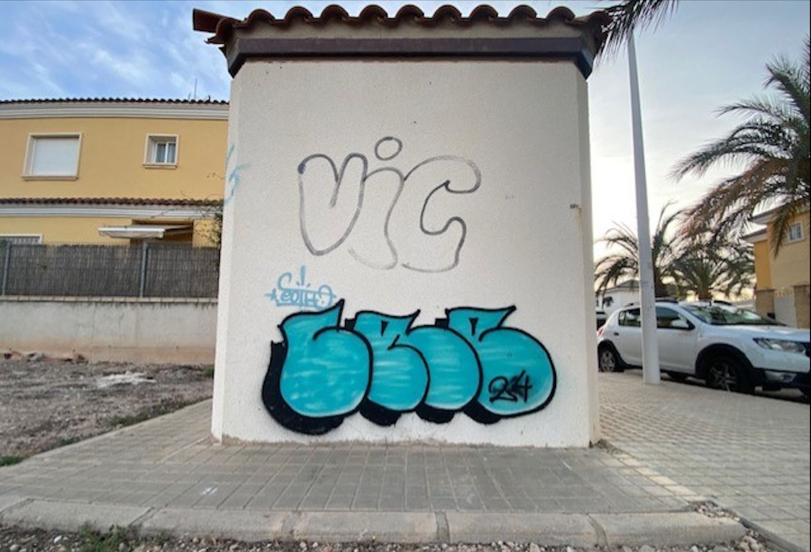 Una de les pintades en el mobiliari urbà d'Elx